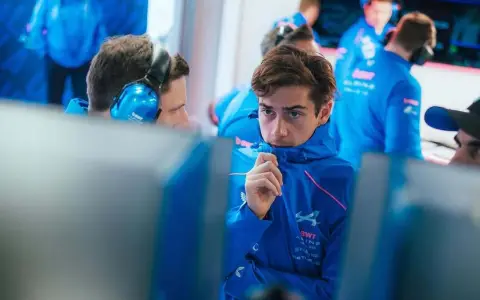 Colapinto y el equipo de Alpine analizando la jornada
