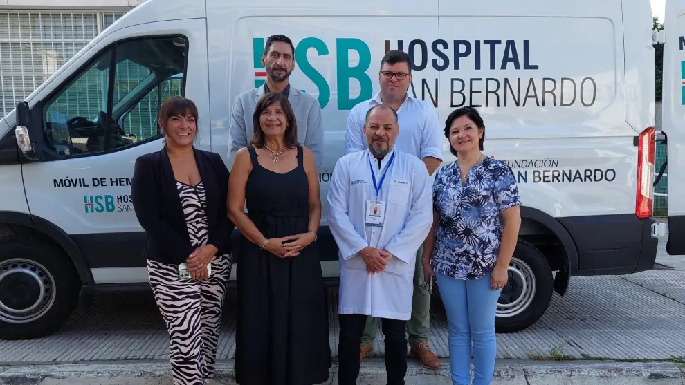 La doctora Claudia Basile y el personal del Banco de Sangre del Hospital San Bernardo