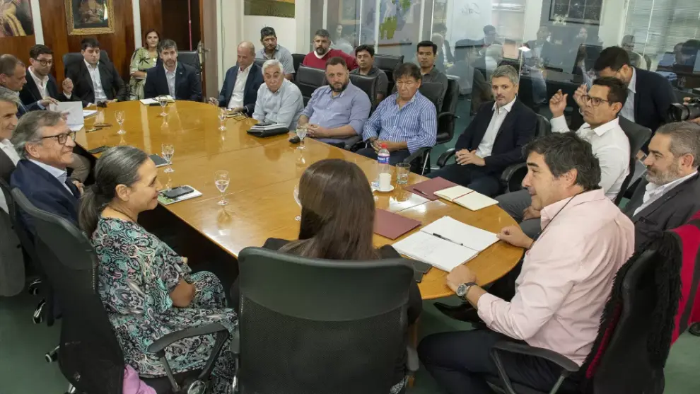 Reunión de funcionarios en 2025