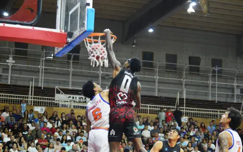 Chance Hunter vuelca el balón sin importar la defensa.