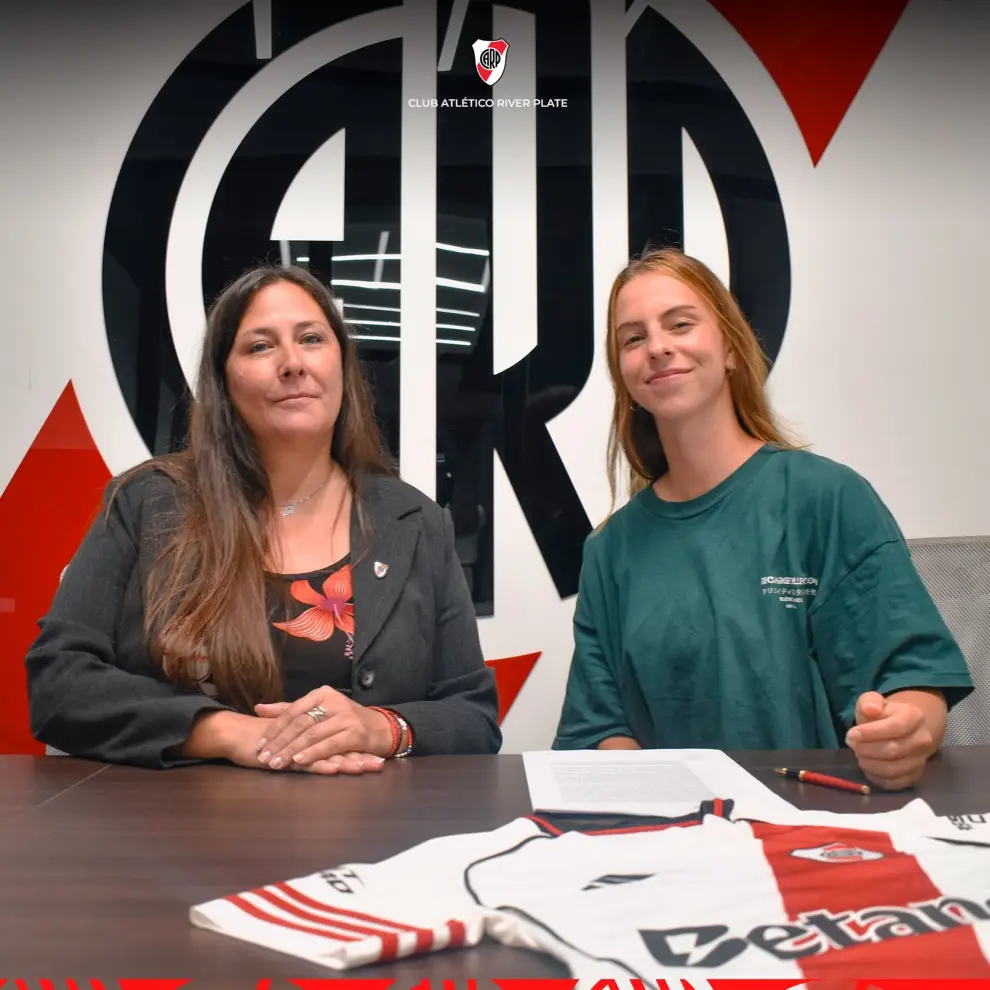 Paula con la presidenta de fútbol femenino de Rriver.
