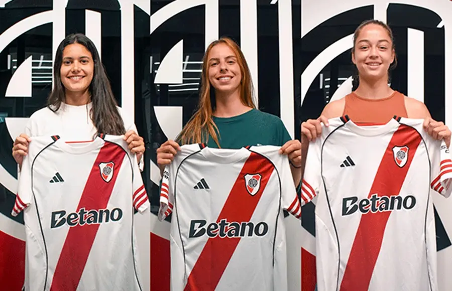 Paula (centro), la salteña que fue fichada por River Plate.