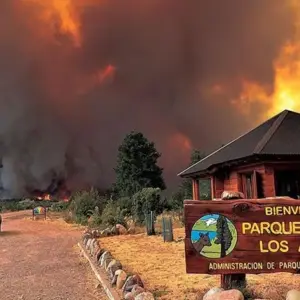 Drama en la Patagonia: el fuego ya afectó 45 mil hectáreas y hay cuatro parques en alerta