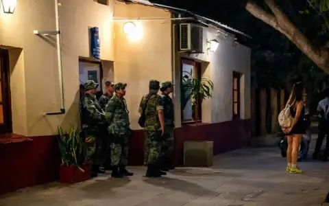 Efectivos afuera de la Comisaría N° 50 de Joaquín V. González durante el operativo