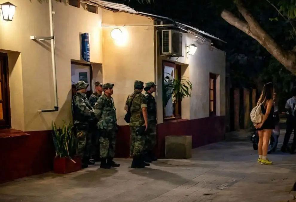Efectivos afuera de la Comisaría N° 50 de Joaquín V. González durante el operativo
