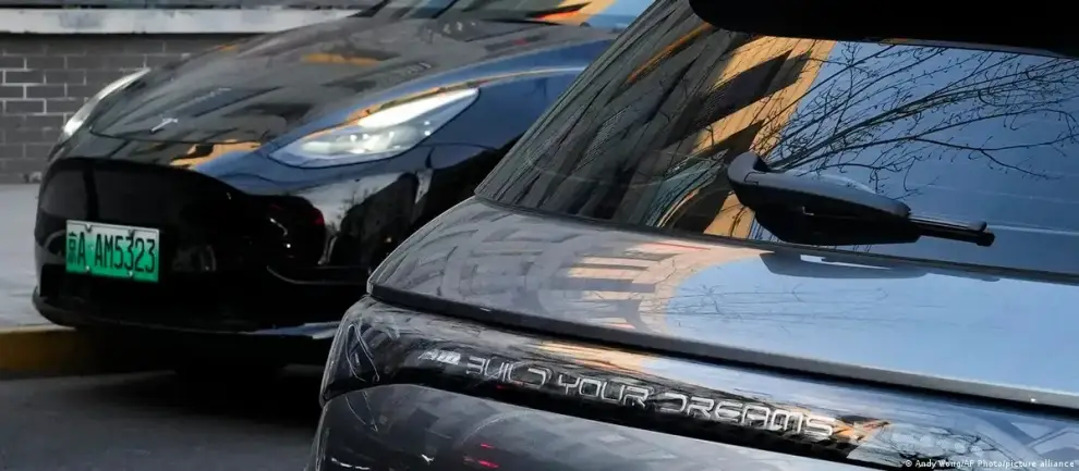 Dos autos eléctricos: un BYD Dolphin y un Tesla Model 3