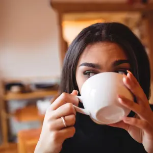 Un estudio revela que la cafeína no genera energía, solo retrasaría el cansancio