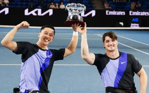 Gustavo Fernández y Tokito Oda levantando el trofeo en Australia