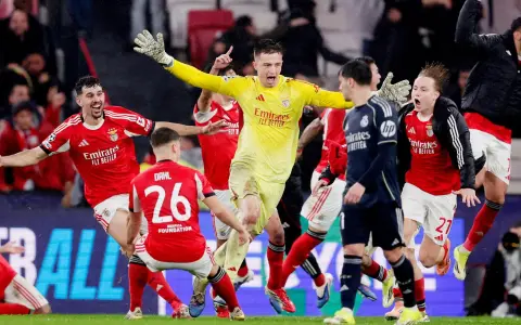 El festejo del arquero ucraniano Anatoliy Trubin, tras marcar el gol que clasificó a su equipo contra el Real Madrid