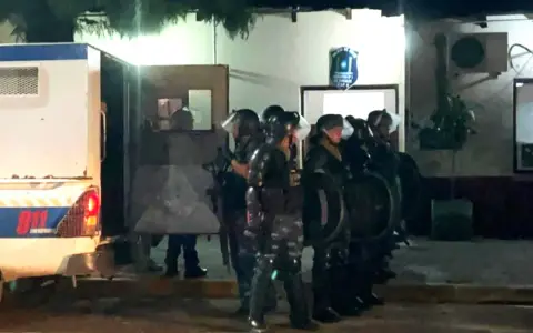 El operativo desplegado en la comisaría tras darse a conocer el fallecimiento