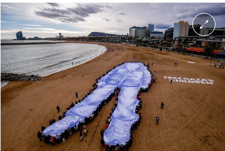 En la playa de Barcelona, unas 200 personas se reunieron para homenajear nuevamente a Hind Rajab