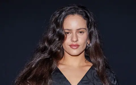 Con el Sant Jordi colmado, Amaia, Bad Gyal y Oques Grasses encabezan un evento que pone el arte al servicio de la denuncia contra la masacre en Gaza