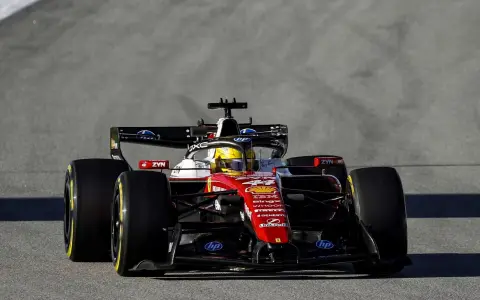 Lewis Hamilton hace soñar a los ferraristas con un mejor tiempo en el último test oficial en Barcelona de cara a la temporada 2026 de la Fórmula 1.