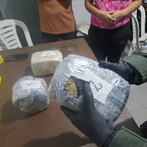 Una mujer Intentó ocultar casi cuatro kilos de marihuana en una mochila y un cesto de basura en un micro