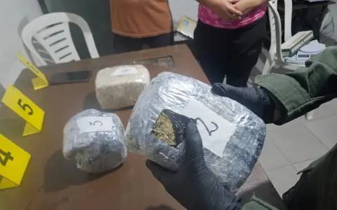 Gendarmes secuestraron casi cuatro kilos de marihuana.
