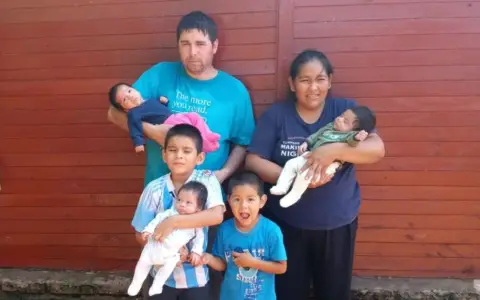 La familia de los trillizos.