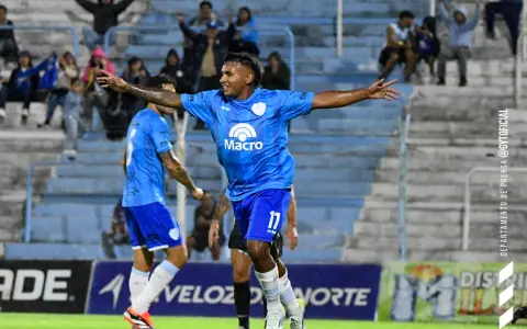 El festejo del gol de Fabricio "Poyo" Rojas, autor del único gol de Gimnasia en el triunfo ante Chaco For Ever.