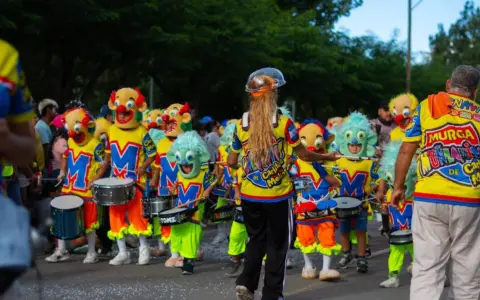 El Carnaval llega a Atocha con los muñequitos de Carlitos Melián