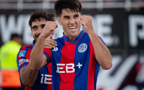 Gregorio Rodríguez celebra con ganas su primer gol con la camiseta del ciclón.