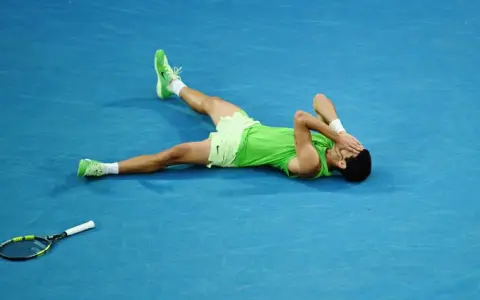Carlos Alcaraz se desploma de felicidad tras batir al gran Novak Djokovic y hacer historia de la grande en el tenis mundial.