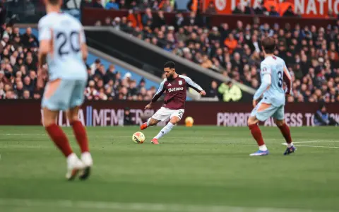 El Aston Villa perdió en su cancha e hipotecó sus chances de acercarse al Arsenal en la Premier.