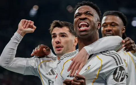 Vinicius celebra el primer gol del Real Madrid ante el Rayo Vallecano.