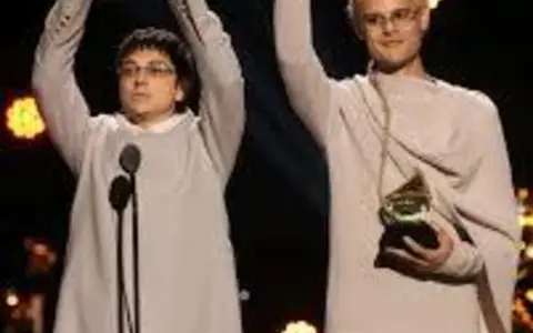 Ca7riel & Paco Amoroso, ganadores de un Grammy.