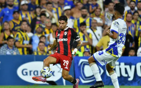 Alexis Soto, de Rosario Central, intenta frenar la embestida de Gonzalo Montiel, de River.