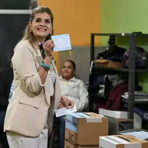 A lo Bukele, asume una joven presidenta en Costa Rica que promete "mano dura"