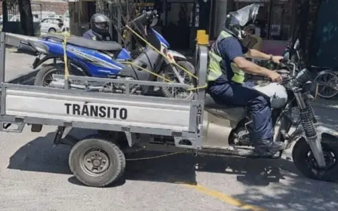 En Metán, las motos mal estacionadas son levantadas por tránsito