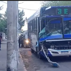 Un chofer de SAETA alcoholizado derribó dos postes y un árbol tras chocar en pleno macrocentro