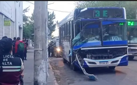 Así quedó la unidad de SAETA tras chocar con los postes