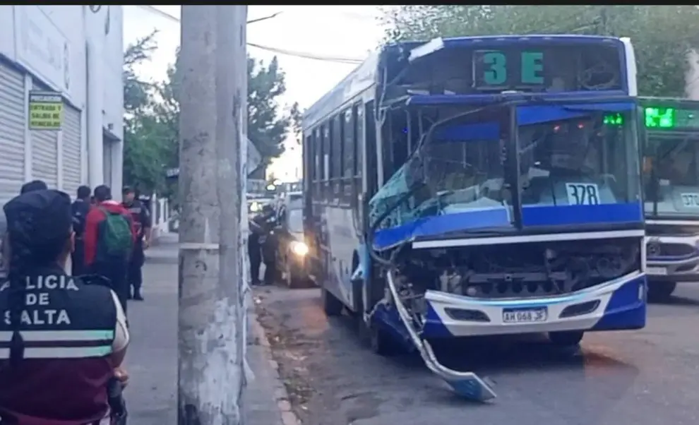 Así quedó la unidad de SAETA tras chocar con los postes
