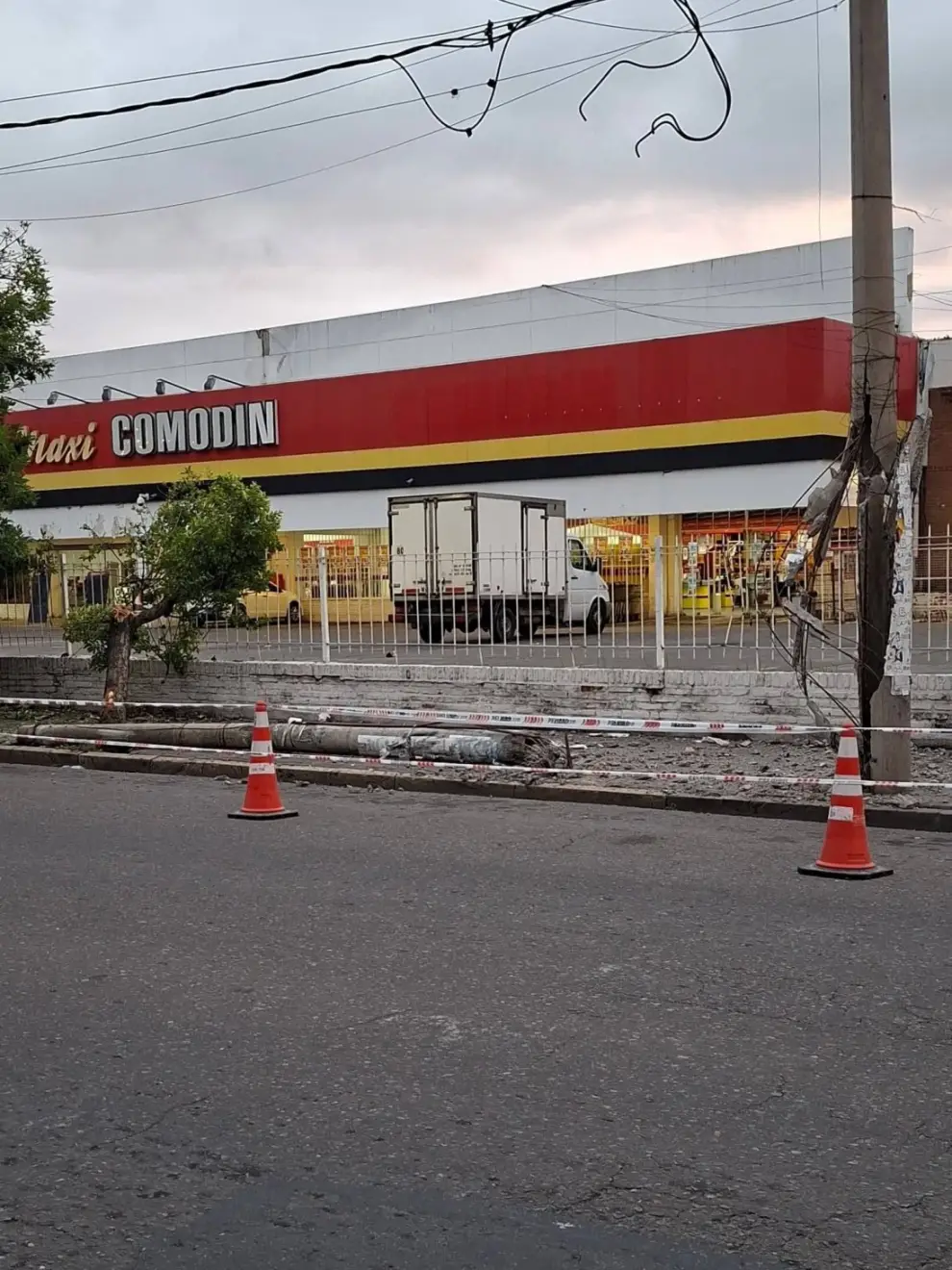 Los postes derribados por el colectivo