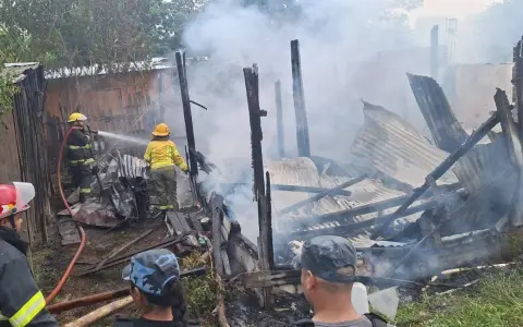 Bomberos sofocando el fuego en el barrio 4 de Junio de Orán