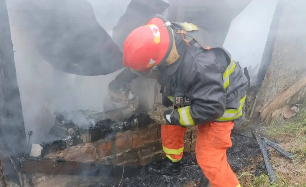 Un bombero retirando una garrafa del incendio