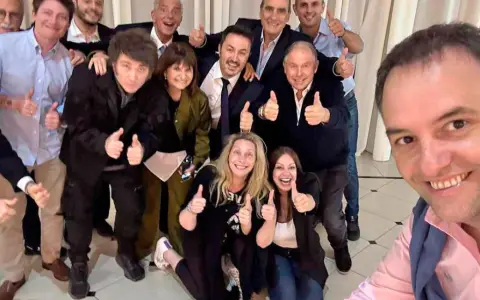 Selfie de Manuel Adorni y un gabinete feliz.