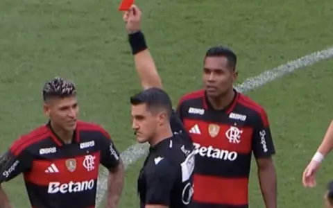 Jorge Carrascal, expulsado de manera infantil a instancias del VAR en la final que el Flamengo perdió con el Corinthians.