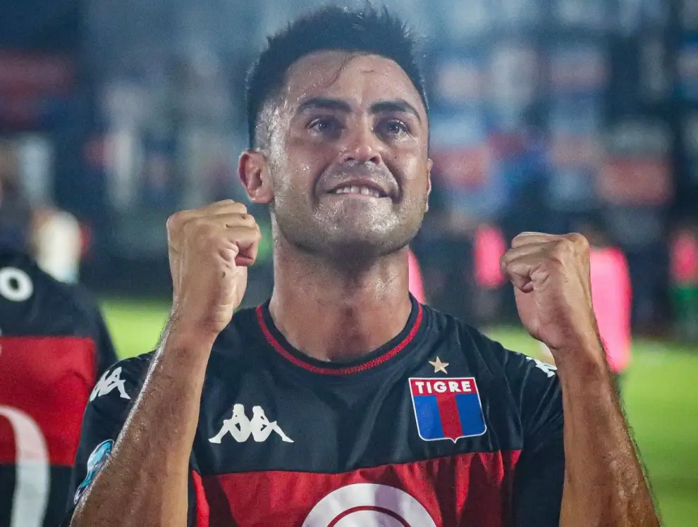 Tras una larga corrida, Gonzalo "Pity" Martínez celebra el tercero del triunfo de Tigre que sepultó a Racing.