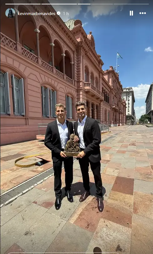 Los hermanos salteños frente a la Casa Rosada