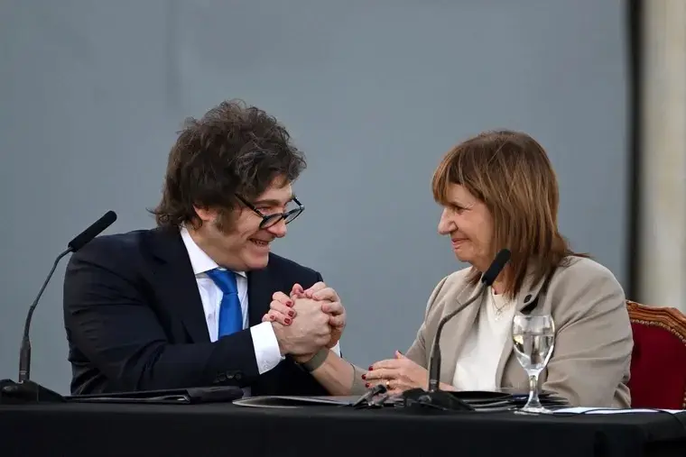 Patricia Bullrich y Javier Milei van por la reforma laboral en el Congreso.