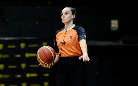 Ethel Garello, en el día de su debut, arbitrando Unión Florida vs Ferro