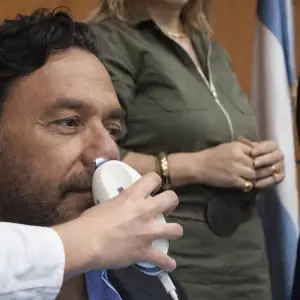 Sáenz y sus funcionarios se sometieron a una rinoscopía en vivo