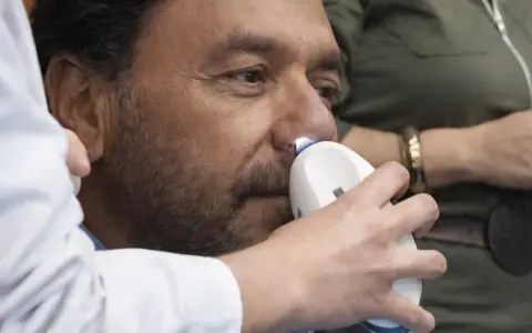 Gustavo Sáenz se somete a una rinoscopía