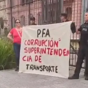 Armado, un policía se esposó a la Casa Rosada para denunciar corrupción