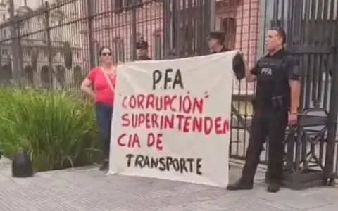Armado, un policía se esposó a la Casa Rosada para denunciar corrupción