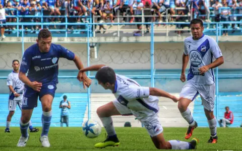 Clasico suspendido entre Albos y Santos en el estadio Michel Torino