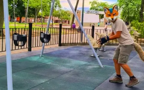 La foto publicada de un therian en la plaza San Martín de Orán