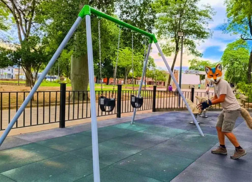 La foto publicada de un therian en la plaza San Martín de Orán