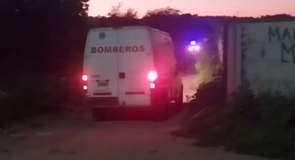 La camioneta de bomberos llegando a recoger el cuerpo del hombre encontrado esta madrugada